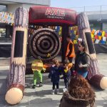 ⁦מתנפח גרזנים - קליעה למטרה של גרזני ספוג⁩ – תמונה ⁦3⁩